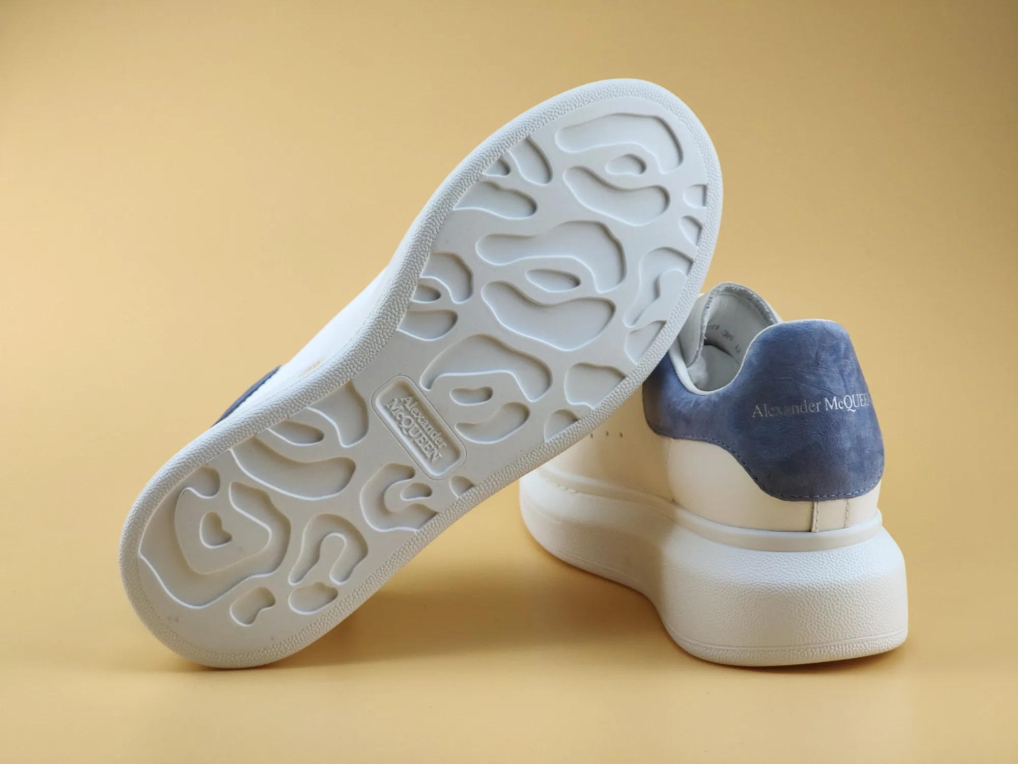 👟👟Ex-factory price 480👟👟 Women's shoes, women's clothing ALEXANDER MQUEEN (McQueen) 🎉The highest quality silk cowhide version on the market🎊, imported water-dyed sheepskin lining, 1:1 replica at the counter, star style T stage catwalk, a must-have for fashionistas , the original high-temperature and ultra-clear air pressure logo on the foot, absolutely counter-matched version, the arc of the back bag is truly genuine 0⃣ difference, using an exclusive privately molded double-layer vacuum outsole, which is light on the foot and has excellent rebound! Running🏃✈The first choice item for outdoor sports💅💅Trend and fashion coexist📣Female style: 35-39, male style: 39-44 with original packaging